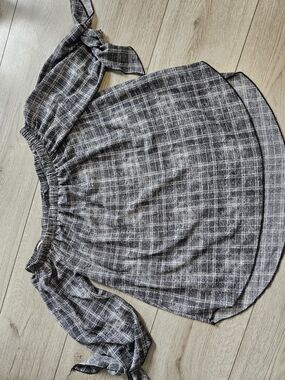 5/35$ Must Have Grey Off-the-Shoulder Plaid Blouse with Tie-Sleeve Details M🔥